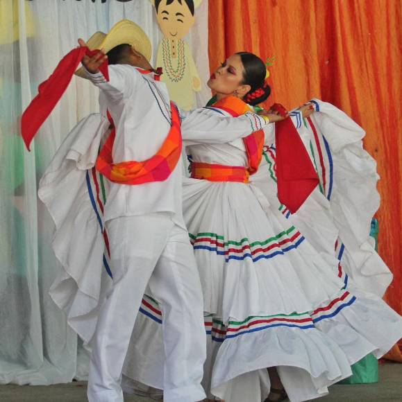 Desde horas muy tempranas diferentes grupos artísticos llegaron al Instituto Técnico San Luis, del municipio de San Luis, Santa Bárbara para engalanar este importante festival desarrollado para engalanar a Honduras.