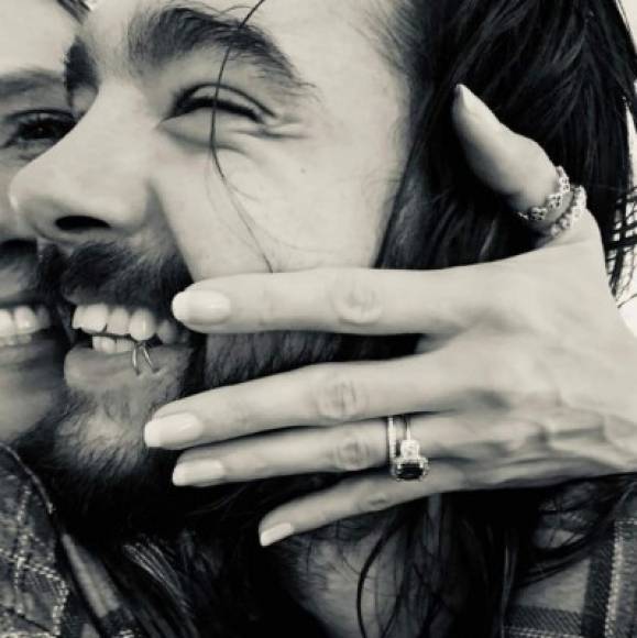 Heidi Klum, de 45 años, reveló en la víspera de Navidad que Tom Kaulitz , de 29, pidió su mano en matrimonio, 'Dije que sí', escribió junto a la foto de ella mostrando su anillo de compromiso junto a Tom.<br/><br/>