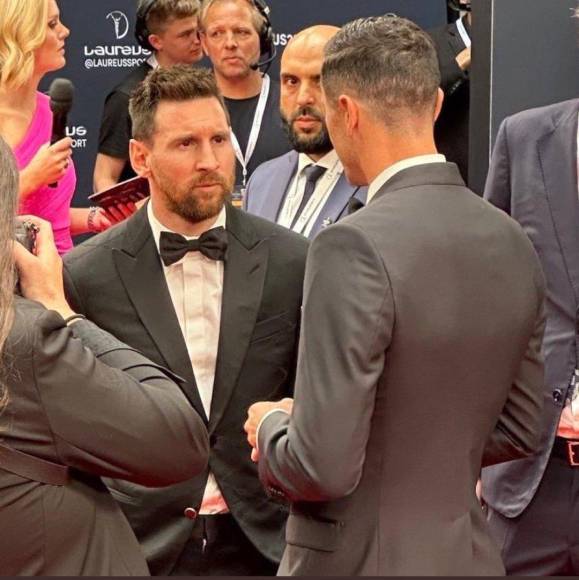 En las redes sociales se viralizó esta imagen en donde aparece Messi conversando con Robert Lewandowski. En su momento ambos tuvieron sus diferencias. 