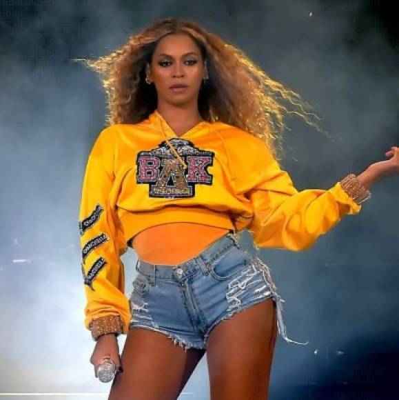 El suéter BAK amarillo de Balmain que usó en Coachella provocó un aumento del 58% en las búsquedas de sudaderas con capucha de Balmain.<br/><br/> Su traje rosa del video viral 'Apeshit' inspiró un aumento en las búsquedas de trajes rosas durante el verano '.<br/>