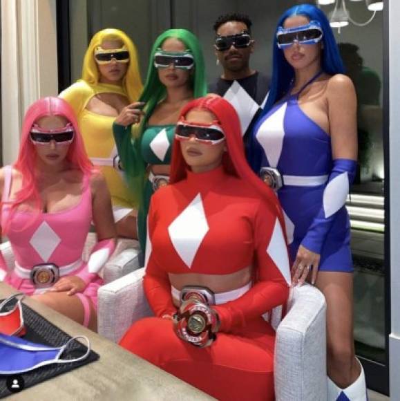 La empresaria Kylie Jenner con sus amigas Stassi Karanikolaou, Carter Gregory, Yris Palmer, Sofia Villarroel y Victoria Villarroel. Las chicas lucieron espectaculares disfrazadas de los Power Rangers.