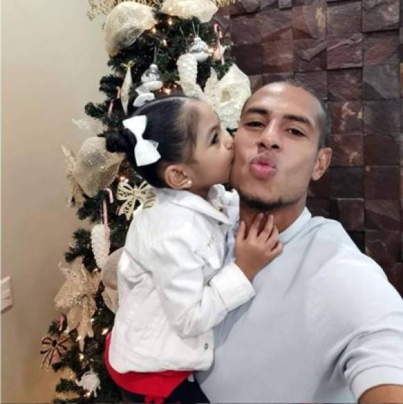 Eddie Hernández - El delantero del Olimpia colgó esta imagen a su Instagram junto a su hija.