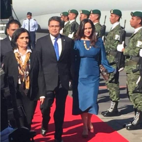 La pareja presidencial fue recibida por el embajador de Honduras en México, Alden Rivera, en el aeropuerto Benito Juárez en la ciudad de México.<br/><br/>