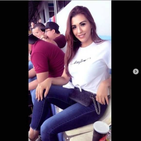 Yarely Espinal, esposa de Jerry Bengtson, apoyando al delantero del Olimpia en el clásico.