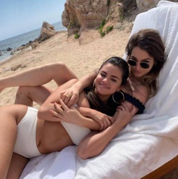 En los últimos meses Selena Gómez no ha vuelto a publicar una fotografía junto a Raisa. La celebridad ha tenido varias escapadas con sus amigas y en ninguna figura la actriz.