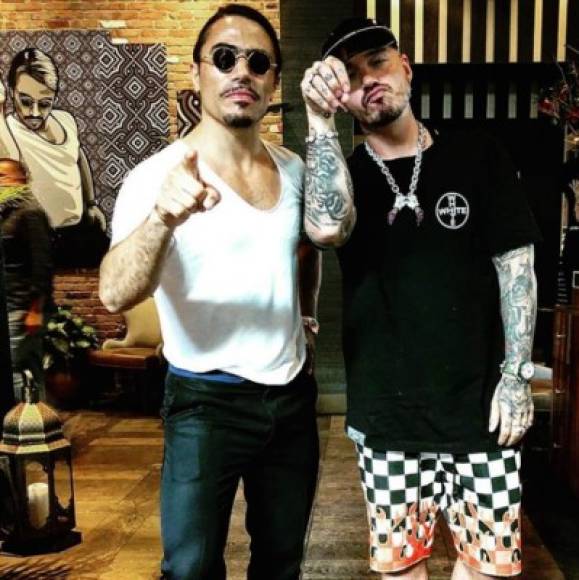 En pocos años Salt Bae, que cuenta con más de 15 millones de seguidores en su cuenta de Instagram, pasó de trabajar en una carnicería a alcanzar el éxito con sus restaurantes. /En la imagen con el cantante colombiano JBalvin.