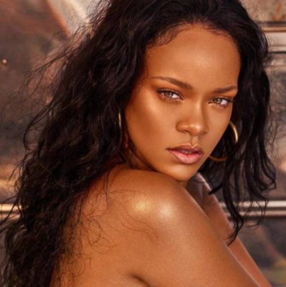 Doce de sus canciones se encuentran entre los sencillos más vendidos del mundo; entre ellos, «Umbrella», «Only Girl (In the World)», «We Found Love», «Diamonds» y «Stay» destacan por haber alcanzado altas posiciones en varias listas musicales. <br/><br/>Así mismo, Rihanna logró colocar catorce sencillos número uno en el Billboard Hot 100, convirtiéndose en la tercera artista con más canciones en dicha posición.