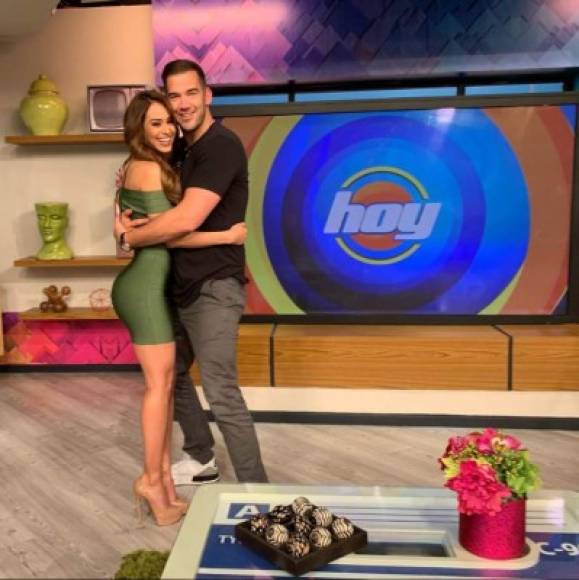 La joven hizo publicó su romance colgando una foto abrazando a Lewis en el set de 'Hoy' en México.