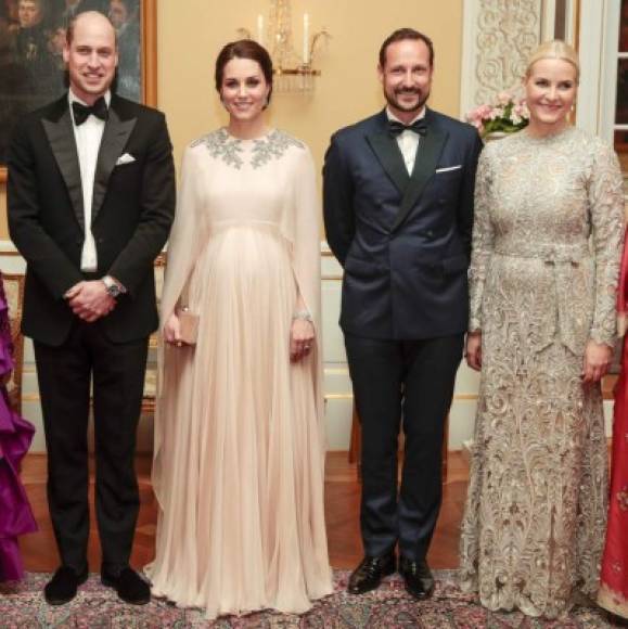 Para una cena de gala con los integrantes de la familia real de Noruega, Kate lució una creación de la casa Alexander McQueen.