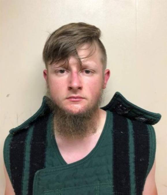 Un hombre, Robert Aaron Long, de 21 años, fue detenido bajo sospecha de haber orquestado los tres ataques, dijo la policía.