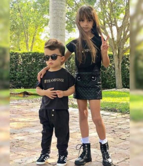 Los hijos del cantante se han convertido en protagonistas de las redes sociales de sus famosos padres.