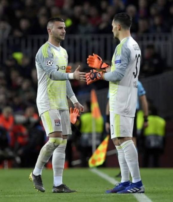 Anthony Lopes salió de cambio por lesión y en su lugar entró Mathieu Gorgelin.