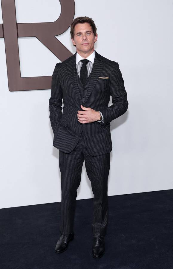 James Marsden durante la pasarela de Ralph Lauren en la semana de la moda de Nueva York. Luce un conjunto ideal para hombres de baja estatura.