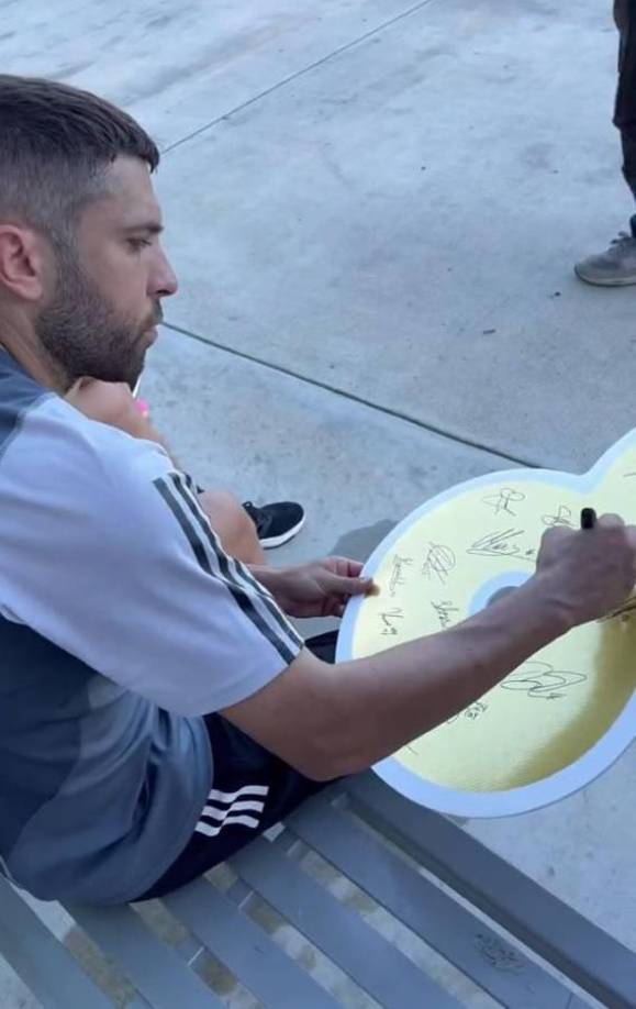 Jordi Alba firmaba una figura con el número “8” que representa la cantidad de Balones de Oro que tiene Messi.