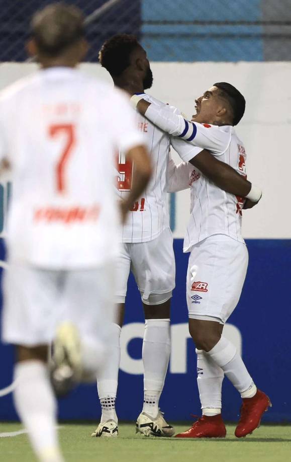 Jorge Benguché se encargó de marcar el primer gol del partido para el Olimpia. Lo celebró con Michaell Chirinos.