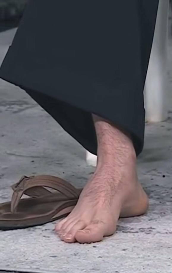 ”Mis pies son normales, tengo dos o tres cayos por ahí, ya que paso mucho tiempo de pie y son bipolares”, confesó el intérprete de “Callaíta”