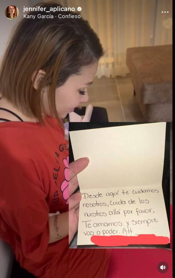 ”Desde aquí te cuidamos nosotros, cuida de los nuestros allá por favor. Te amamos y siempre vas a poder”, se lee en la tarjeta. 