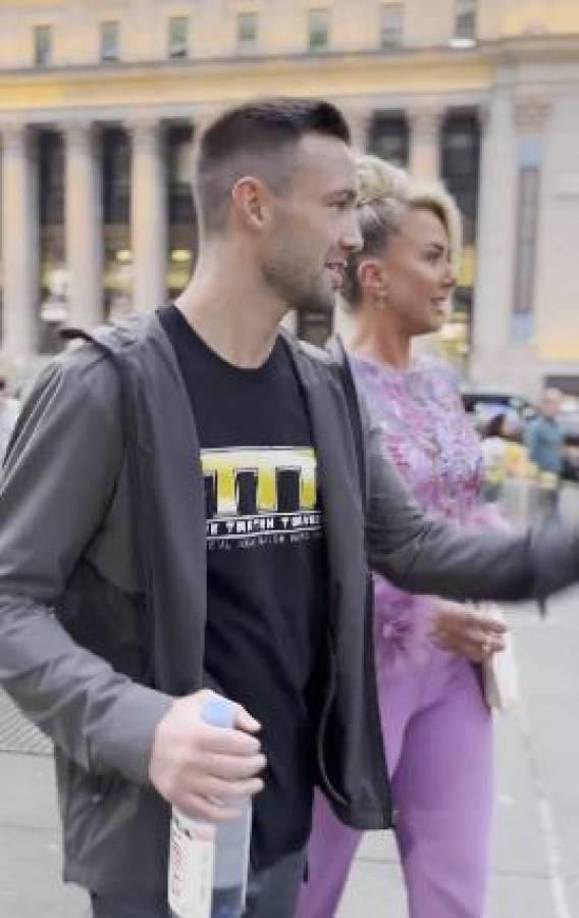 El peleador Josh Talyor llegó acompañado con bella esposa.