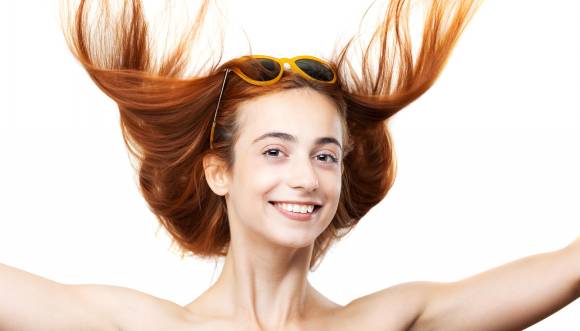 Expertos recomiendan rutinas específicas para mantener la melena vibrante y protegida durante la temporada más calurosa del año.