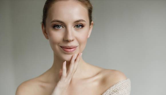 Una piel tersa rejuvenece y mejora el aspecto facial.