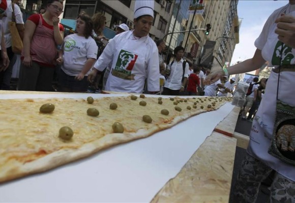 Argentinos elaboran la pizza más larga de Buenos Aires