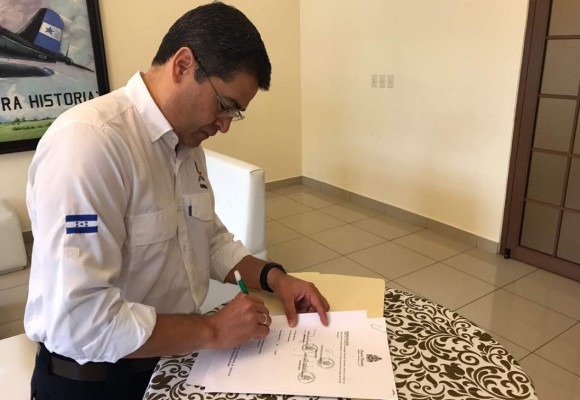 Juan Orlando Hernández sanciona decreto de la Unah