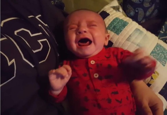 Bebé deja de llorar cuando escucha melodía de la Marcha Imperial