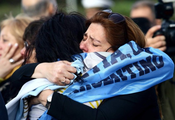 AME5333. MAR DEL PLATA (ARGENTINA), 15/11/2018.- Familiares y amigos de tripulantes del submarino argentino ARA San Juan asisten hoy, jueves 15 de noviembre de 2018, a un homenaje al cumplirse un año de su desaparición, en Mar del Plata (Argentina). Los familiares de los 44 tripulantes desaparecidos en el submarino ARA San Juan hace hoy un año en aguas del Atlántico Sur reconocieron estar viviendo el aniversario de la desaparición de sus seres queridos 'con la misma tristeza del primer día'. EFE/ Eduardo López