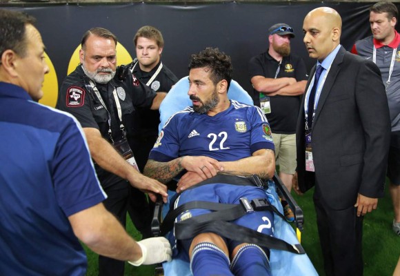 Lavezzi se pierde la final de Copa tras terrible caída