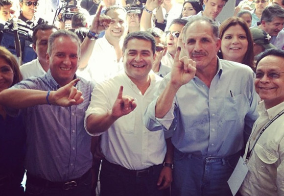 Honduras: 'Tito' Asfura vota en Tegucigalpa en compañía de Juan Orlando