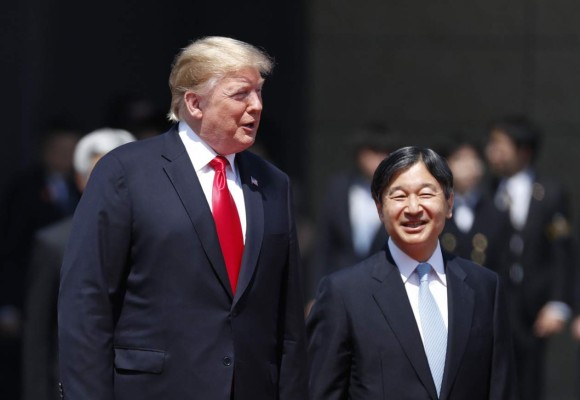 Trump se reúne con nuevo emperador japonés, Naruhito