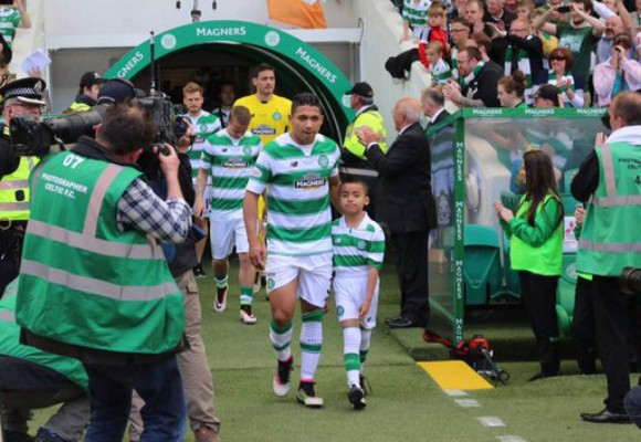Afición del Celtic homenajeó a Emilio Izaguirre