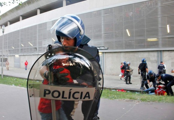 Indignación por paliza de policía a un padre frente a hijo