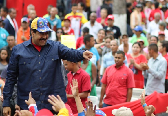 Maduro se blinda con freno al proceso de revocatorio