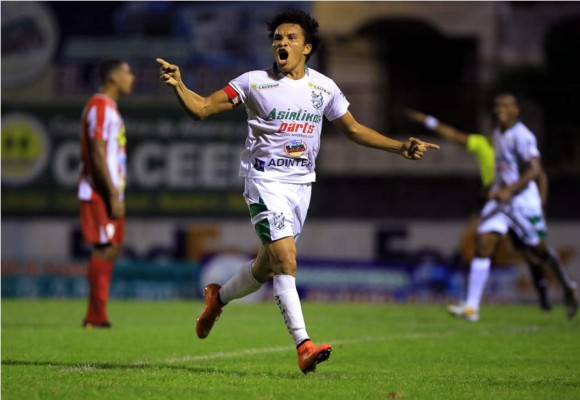 Platense ganó, gustó y goleó en otra gran noche de 'Rambo' de León
