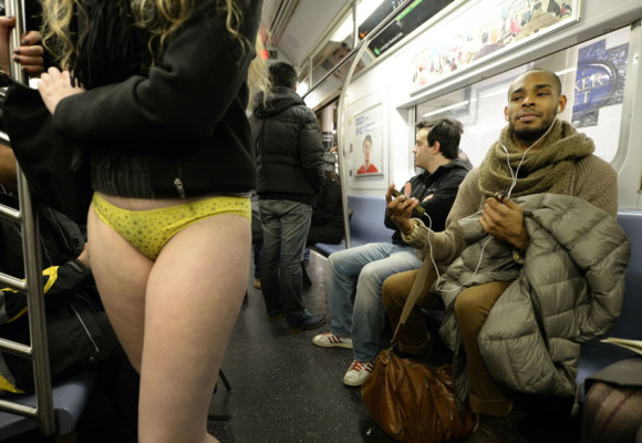Ciudades del mundo celebran el Día Sin Pantalones en el Metro