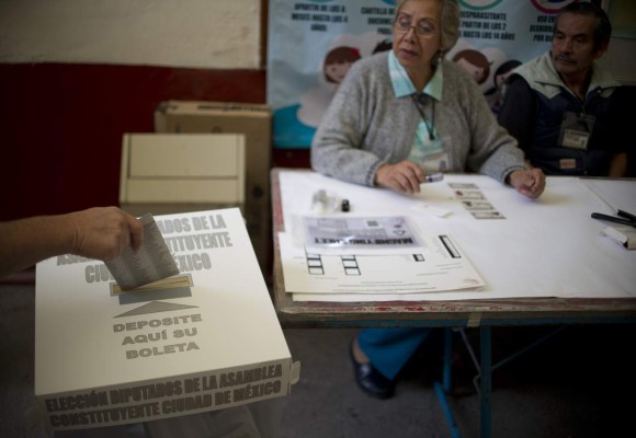 Mexicanos acuden a las urnas a elegir gobernadores de zonas violentas
