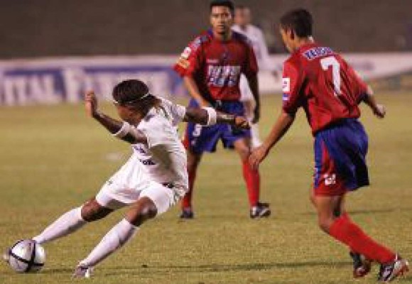 Pierde 2-0 equipo de Carlos Pavón en Guatemala
