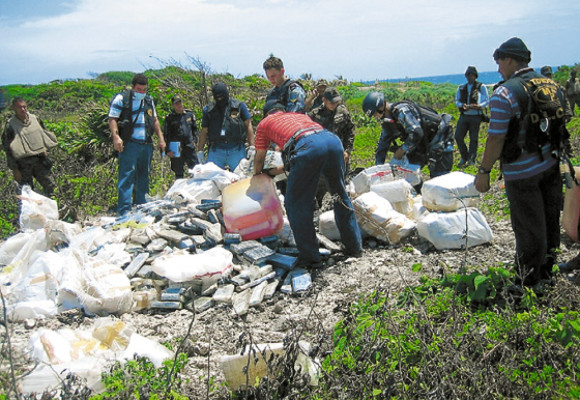 Incineran 1,647 kilos de cocaína de avioneta