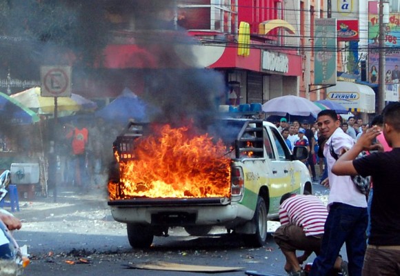 Turba de vendedores quema patrulla de la Policía Municipal