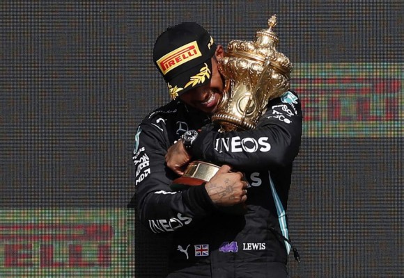 Sacó a Verstappen en la primera vuelta: Lewis Hamilton logró polémico triunfo en el GP de Gran Bretaña