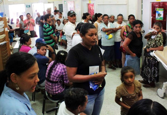Pacientes abarrotan la emergencia del Hospital El Progreso