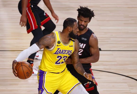 Los Lakers ganan un áspero duelo ante Miami Heat