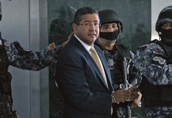 En coma expresidente salvadoreño Flores tras sufrir paro cardíaco