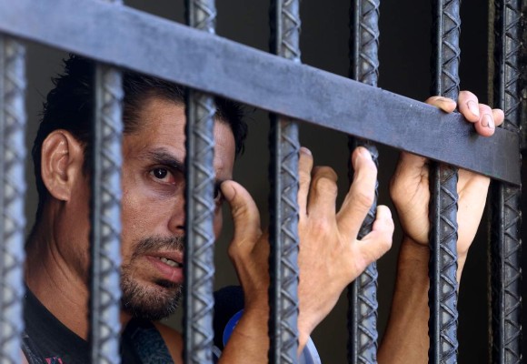 Ampliarán acusación a hombre que cercenó los pies a su esposa