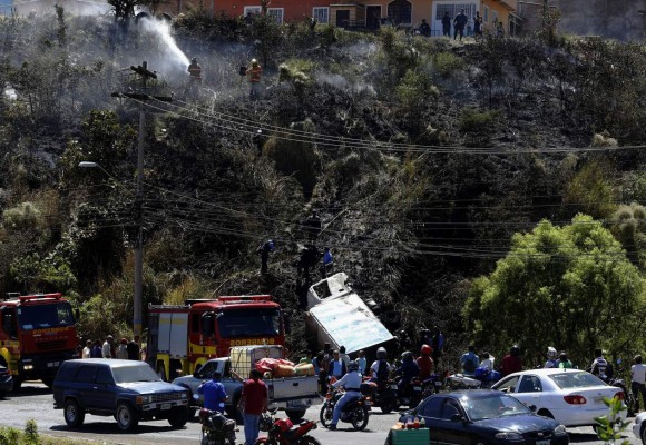 Así incendiaron y lanzaron camión repartidor en Tegucigalpa