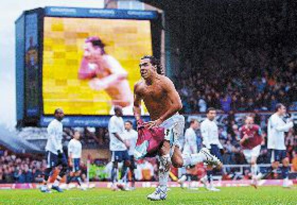 Se estrenó Carlos Tévez