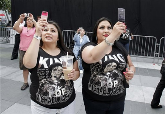 Parientes y famosos rinden homenaje a Jackson