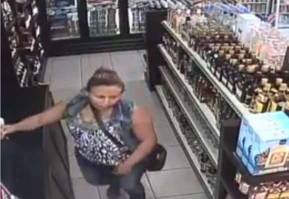 Video capta a mujer hondureña robando en Star Mart de Copán