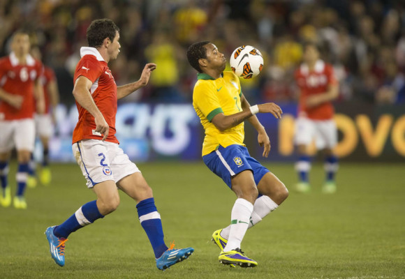 Brasil supera con lo justo a un Chile desteñido